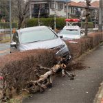 松が丘中央通りで自損事故発生